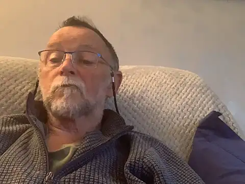 Snapshot of Moonraker64 chatting on 7, 6, 2026 Moonraker64 online show from 7, 6, 2026