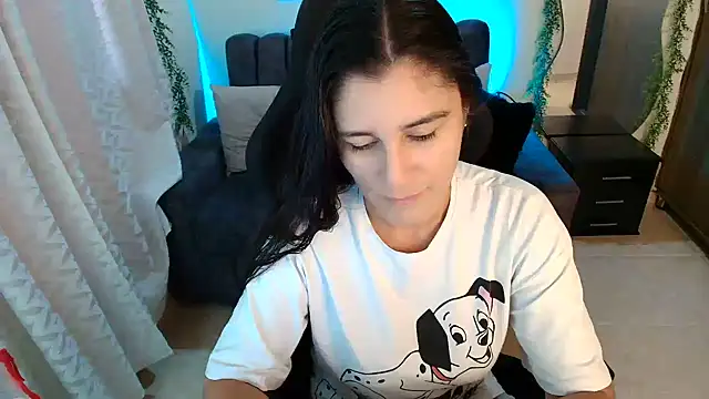 Snapshot of LUCYMILF_SEXY chatting on 5, 8, 2026 LUCYMILF SEXY online show from 5, 8, 2026