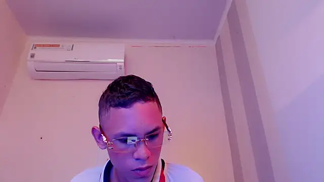 Snapshot of sombra_18 chatting on 3, 8, 2026 sombra 18 online show from 3, 8, 2026