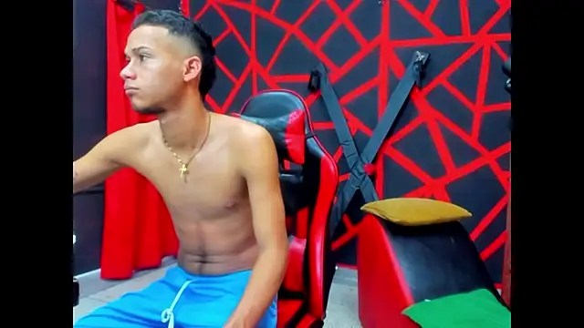 Snapshot of friends_lust_latin chatting on 12, 6, 2026 friends lust latin online show from 12, 6, 2026