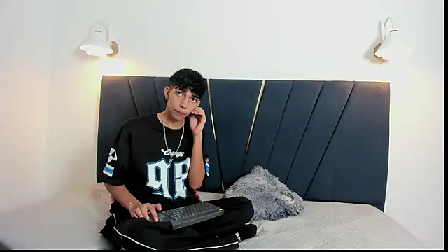 Snapshot of ero_boy40 chatting on 17, 5, 2026 ero boy40 online show from 17, 5, 2026