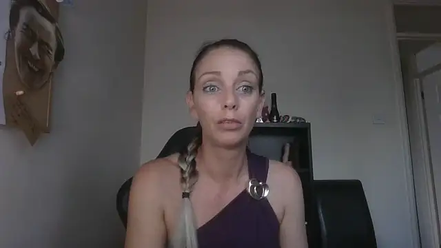Snapshot of LouiseLovell chatting on 12, 6, 2026 LouiseLovell online show from 12, 6, 2026
