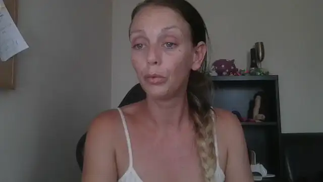 Snapshot of LouiseLovell chatting on 15, 7, 2026 LouiseLovell online show from 15, 7, 2026