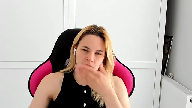 Snapshot of Emma_starrs_ chatting on 24, 5, 2026 Emma starrs online show from 24, 5, 2026