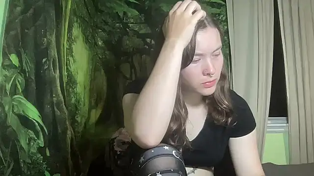 mo0ngoddess online show from 4, 10, 2025