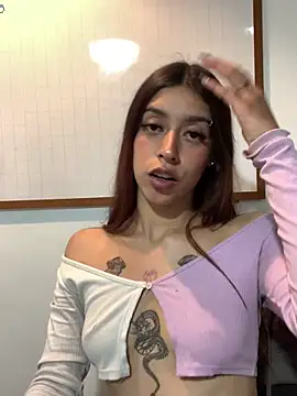 Snapshot of SarahFox- chatting on 11, 5, 2026 SarahFox- online show from 11, 5, 2026