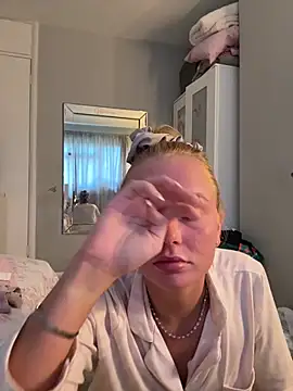 Snapshot of miaflowerxx chatting on 15, 5, 2026 miaflowerxx online show from 15, 5, 2026