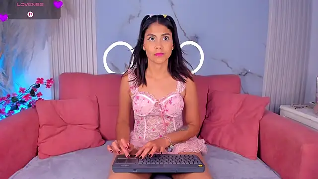 Snapshot of LunaRossie_ chatting on 19, 6, 2026 LunaRossie online show from 19, 6, 2026