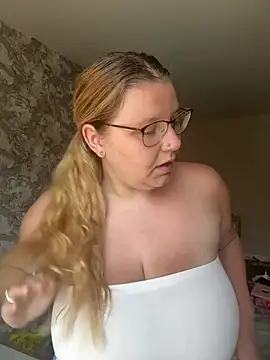 Snapshot of LucieLouBabe chatting on 9, 7, 2026 LucieLouBabe online show from 9, 7, 2026