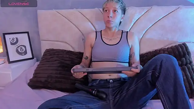Snapshot of vane_grey chatting on 26, 5, 2026 vane grey online show from 26, 5, 2026