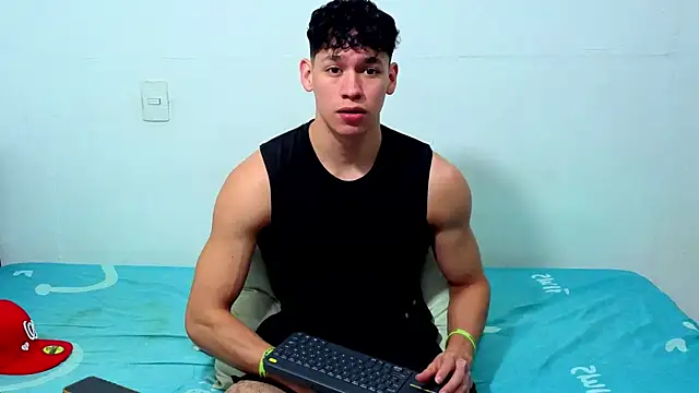 Snapshot of Luke_Muscle chatting on 8, 6, 2026 Luke Muscle online show from 8, 6, 2026