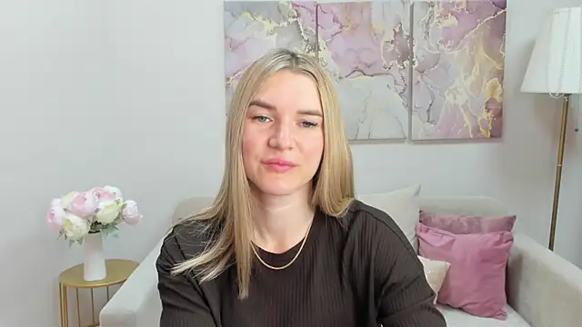 Snapshot of RoxyReignn chatting on 9, 7, 2026 RoxyReignn online show from 9, 7, 2026