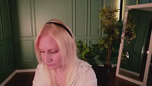 Snapshot of haleybooo chatting on 10, 6, 2026 haleybooo online show from 10, 6, 2026