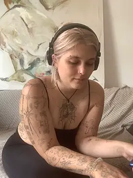 Snapshot of Ella_Bloom chatting on 6, 6, 2026 Ella Bloom online show from 6, 6, 2026