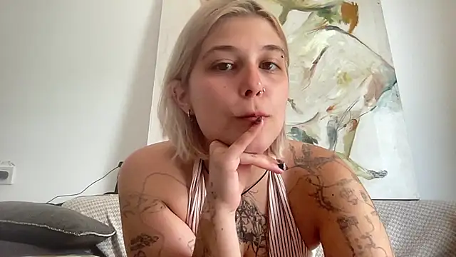Snapshot of Ella_Bloom chatting on 7, 7, 2026 Ella Bloom online show from 7, 7, 2026