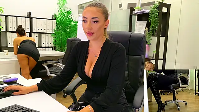 Snapshot of BabesGoWild chatting on 12, 9, 2025 BabesGoWild online show from 12, 9, 2025