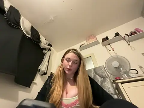 Snapshot of Violetsinxx chatting on 15, 6, 2026 Violetsinxx online show from 15, 6, 2026