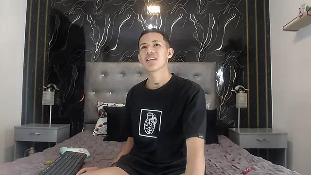Snapshot of PhillipCoxx chatting on 10, 6, 2026 PhillipCoxx online show from 10, 6, 2026