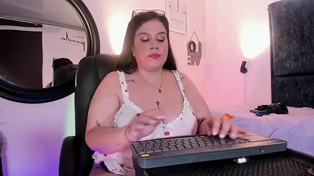 Snapshot of Sara_Evans_1 chatting on 12, 6, 2026 Sara Evans 1 online show from 12, 6, 2026