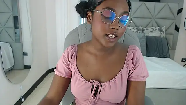 Snapshot of lily_mendoza chatting on 10, 7, 2026 lily mendoza online show from 10, 7, 2026