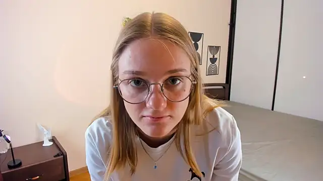 FemMantis online show from 25, 6, 2026