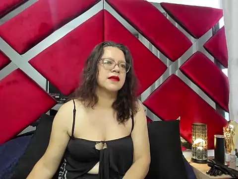 Snapshot of ELLE_HADID chatting on 2, 7, 2026 ELLE HADID online show from 2, 7, 2026