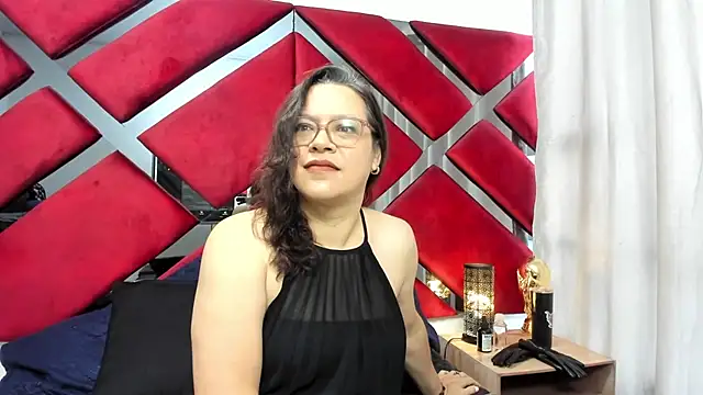 Snapshot of ELLE_HADID chatting on 4, 7, 2026 ELLE HADID online show from 4, 7, 2026