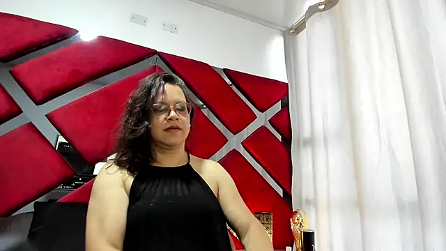 Snapshot of ELLE_HADID chatting on 8, 7, 2026 ELLE HADID online show from 8, 7, 2026