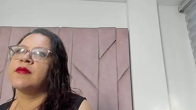 Snapshot of ELLE_HADID chatting on 25, 7, 2026 ELLE HADID online show from 25, 7, 2026