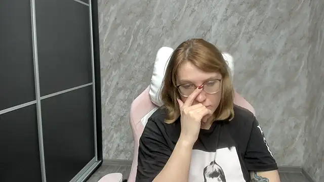 Reginasmilee online show from 21, 2, 2025