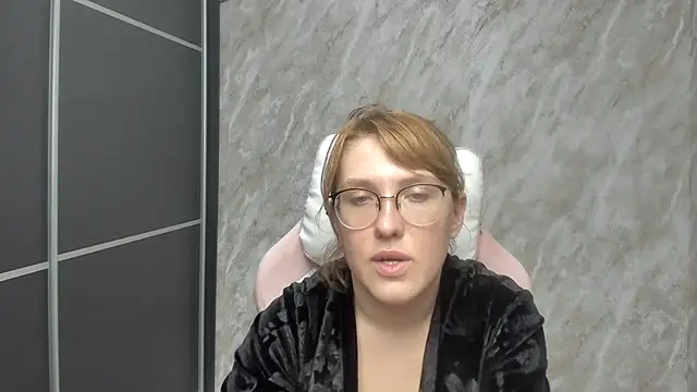 Reginasmilee online show from 28, 2, 2025