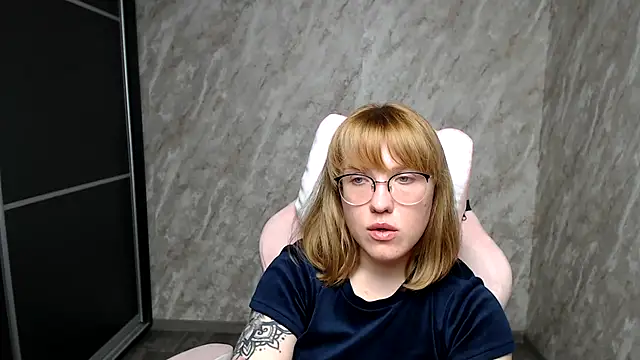 Reginasmilee online show from 5, 3, 2025