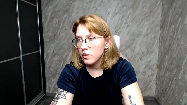 Reginasmilee online show from 6, 3, 2025