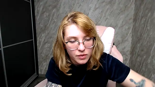 Reginasmilee online show from 6, 3, 2025