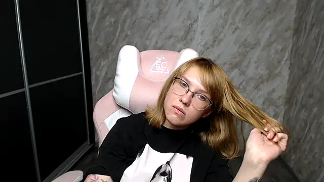 Reginasmilee online show from 15, 3, 2025