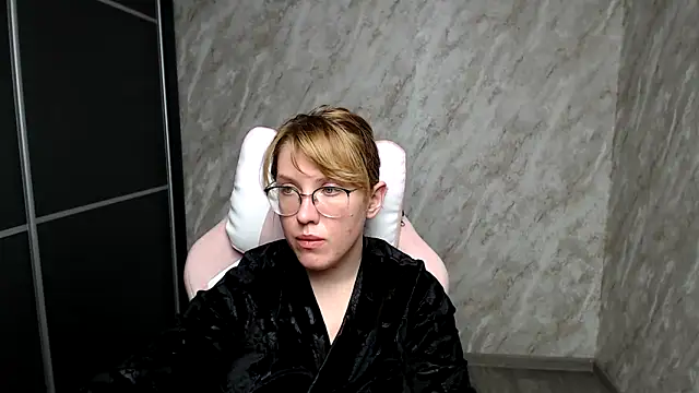 Reginasmilee online show from 16, 3, 2025