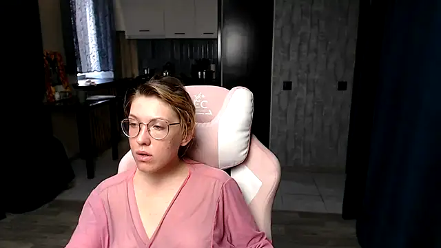 Reginasmilee online show from 15, 9, 2025