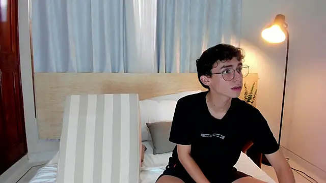 Snapshot of Alejo_and_Patrick chatting on 5, 7, 2026 Alejo and Patrick online show from 5, 7, 2026