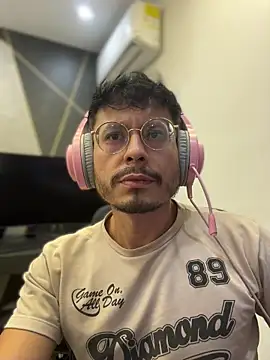 Snapshot of andrewlopezz chatting on 7, 7, 2026 andrewlopezz online show from 7, 7, 2026