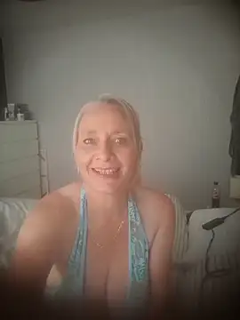 Snapshot of BellaUkCurvy chatting on 28, 7, 2026 BellaUkCurvy online show from 28, 7, 2026