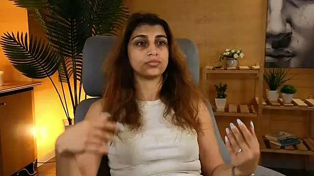 Snapshot of DinahSysak chatting on 4, 8, 2026 DinahSysak online show from 4, 8, 2026