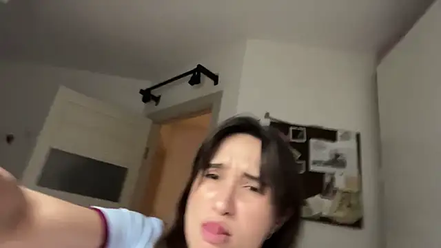 Snapshot of ElenoreMccallum chatting on 4, 8, 2026 ElenoreMccallum online show from 4, 8, 2026