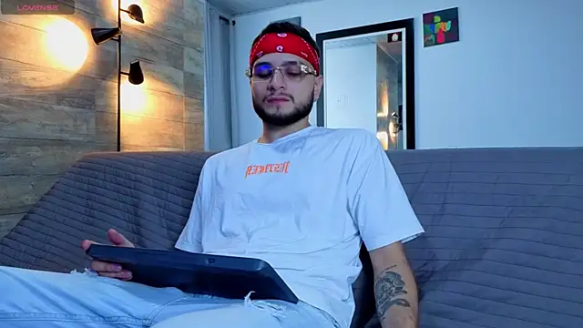 Snapshot of AngeloSaavage chatting on 6, 8, 2026 AngeloSaavage online show from 6, 8, 2026