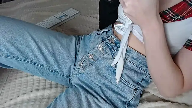 Snapshot of Kiradoll27 chatting on 4, 12, 2025 Kiradoll27 online show from 4, 12, 2025