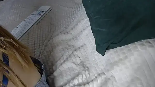 Snapshot of Kiradoll27 chatting on 16, 12, 2025 Kiradoll27 online show from 16, 12, 2025