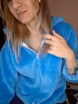 YogisticJuli666 online show from 3, 1, 2025