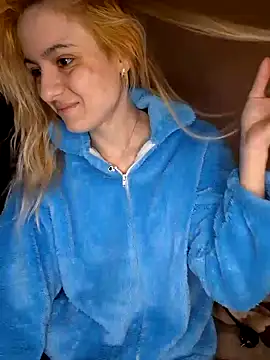 YogisticJuli666 online show from 8, 1, 2025