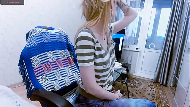 YogisticJuli666 online show from 10, 1, 2025