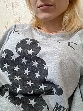 YogisticJuli666 online show from 4, 3, 2025