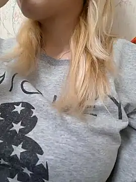 YogisticJuli666 online show from 5, 3, 2025